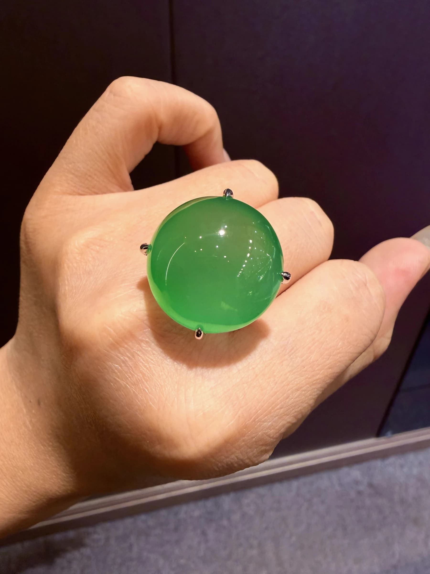 Advisor viewing a jadeite bangle in natural light